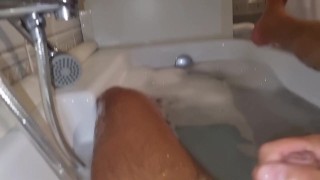 MATRIGNA ITALIANA GUARDA IL FIGLIASTRO IN VASCA DA BAGNO MENTRE SI SEGA CON UN CAZZO ENORME | (MILF)